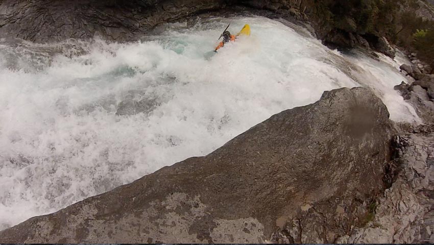 Txomin va primero, marcándose una buena linea