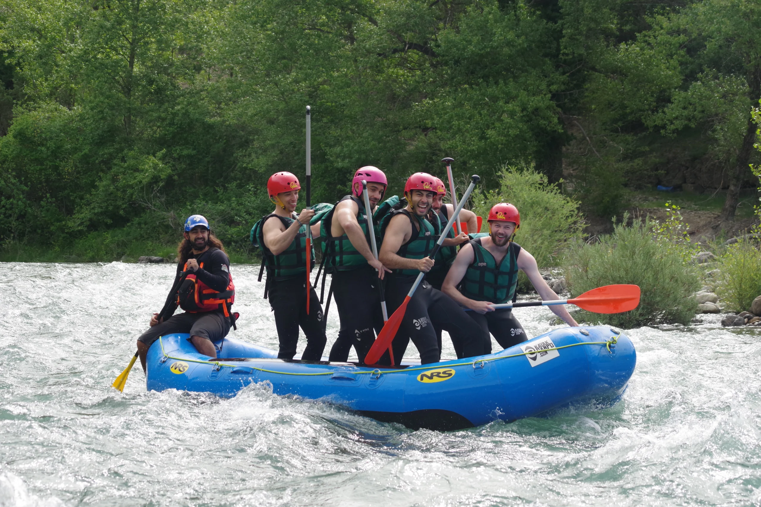 rafting en julio Pirineo: Rafting en julio en el Pirineo: caudales, ríos y qué esperar